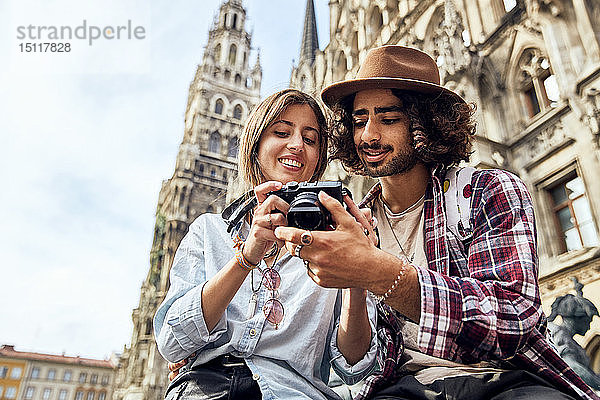 Junges Paar beim Fotografieren