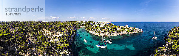 Spanien  Balearen  Mallorca  Llucmajor  Luftaufnahme der Bucht von Cala Pi und Torre de Cala Pi