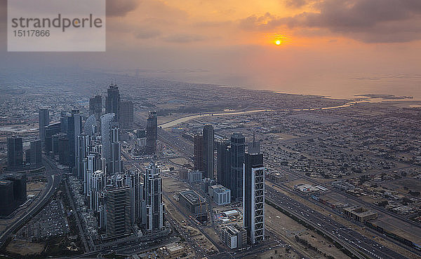 Vereinigte Arabische Emirate  Dubai  Stadtbild mit Sheikh Zayed Road in der Dämmerung