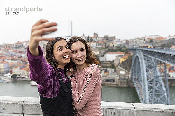 Porträt der zwei besten Freunde beim Selbermachen mit dem Smartphone  Porto  Portugal