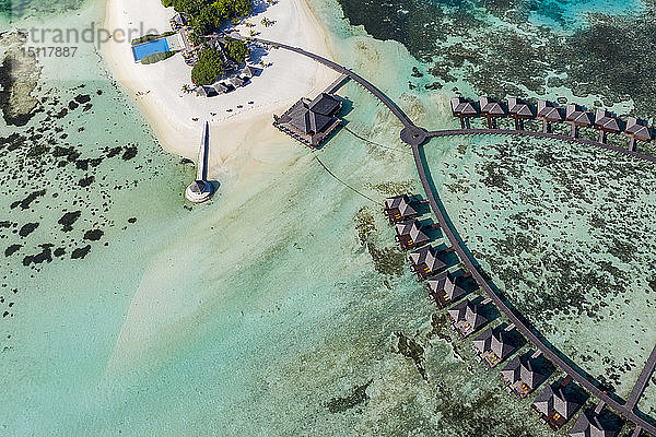 Malediven  Süd Male Atoll  Luftaufnahme des Resorts mit Bungalows auf der Insel Olhuveli