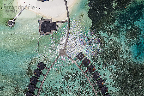 Draufsicht auf die Wasserbungalows auf Olhuveli  Süd Male Atoll  Malediven