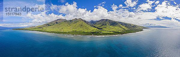 Luftaufnahme über die West Maui Mountains und den Pazifischen Ozean mit Puu Kukui entlang der Hawaii Route 30  Maui  Hawaii  USA