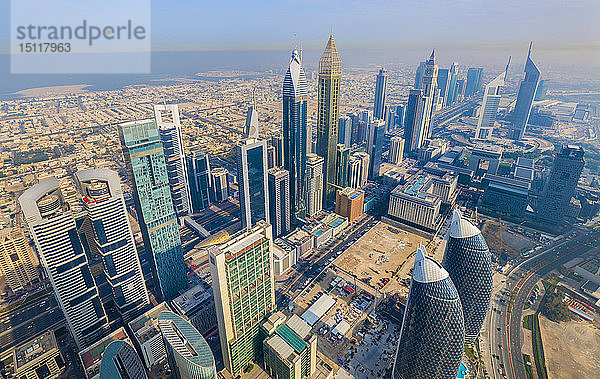 Vereinigte Arabische Emirate  Dubai  Stadtbild mit Sheikh Zayed Road