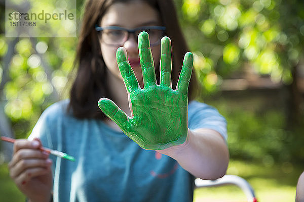 Grüne Hand eines Mädchens