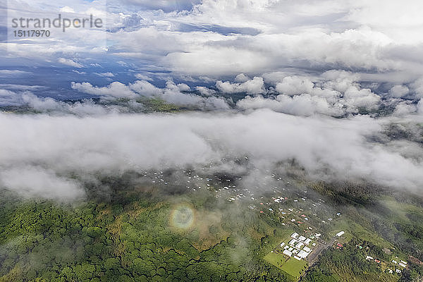 USA  Hawaii  Big Island  Luftaufnahme eines kreisförmigen Regenbogens mit Sonnenhalo