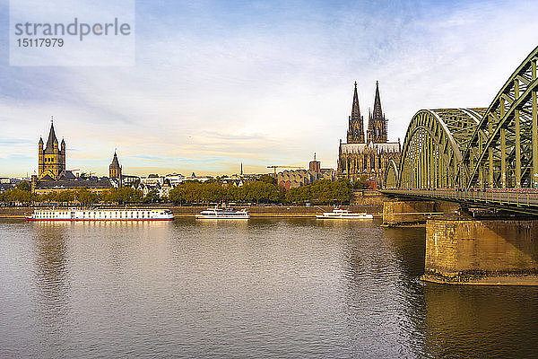 Deutschland  Köln  Hohenzollernbrücke und Kölner Dom am Vormittag