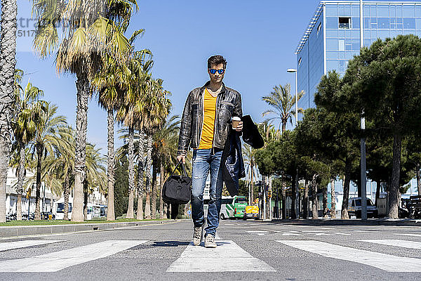 Spanien  Barcelona  Mann in der Stadt  der auf der Straße geht