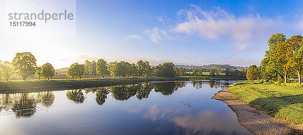 Fluss Tay bei Perth  Schottland