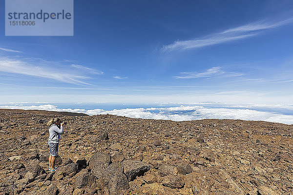 USA  Hawaii  Vulkan Mauna Kea  Touristin beim Fotografieren der Vulkanlandschaft