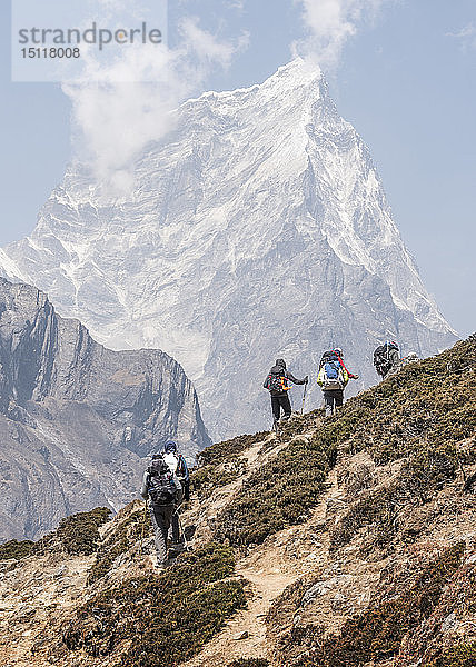 Nepal  Solo Khumbu  Everest  Gruppe von Bergsteigern beim Wandern in Dingboche