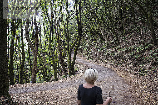 Ältere Frau im Garajonay-Nationalpark  La Gomera  Kanarische Inseln  Spanien