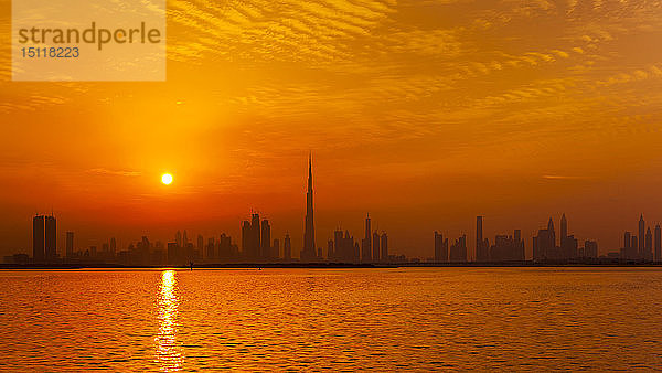 Vereinigte Arabische Emirate  Dubai  Silhouette der Skyline in der Dämmerung