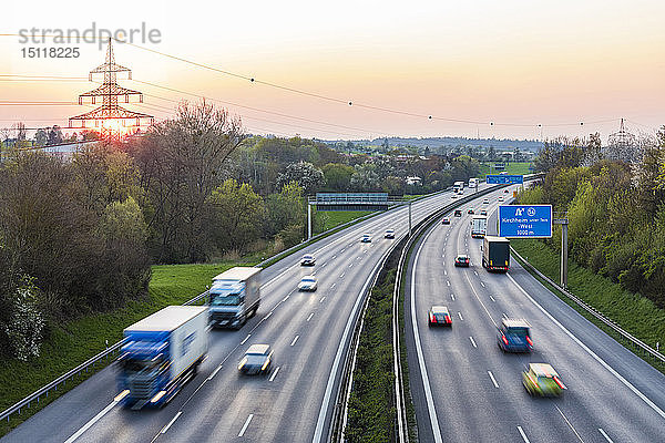 Deutschland  Baden-Württemberg  Verkehr auf der Autobahn A8 bei Sonnenuntergang