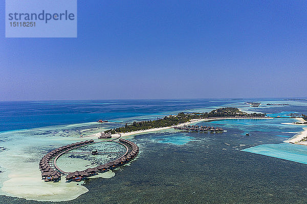 Luftaufnahme über Olhuveli mit Wasserbungalows  Süd Male Atoll  Malediven