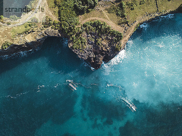 Luftaufnahme von Touristenbooten nahe der Küste von Nusa Penida  Schnorcheltour  Bali  Indonesien