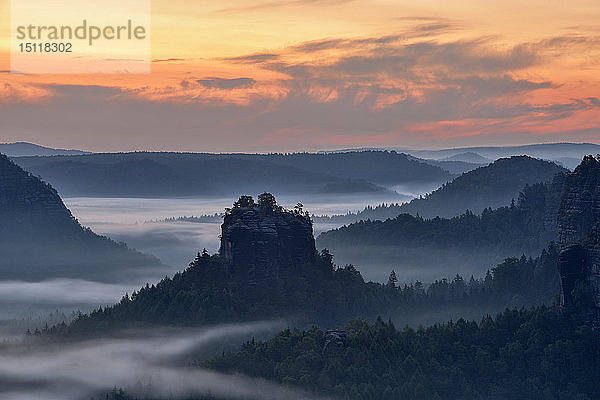 Deutschland  Sachsen  Elbsandsteingebirge  Blick auf den Winterstein vom Gleitmannshorn bei Sonnenaufgang