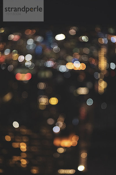 Defokussierte Stadtlandschaft bei Nacht  Manhattan  New York City  USA