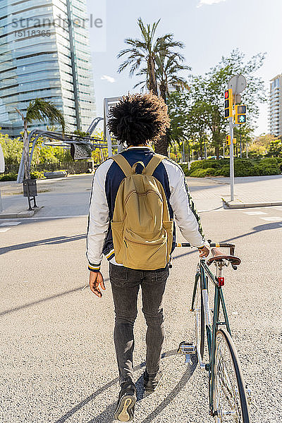 Rückansicht eines Gelegenheits-Geschäftsmannes mit Fahrrad in der Stadt unterwegs  Barcelona  Spanien