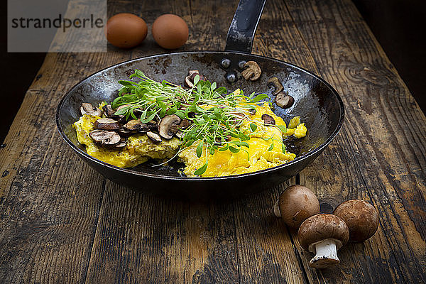 Omelette mit Champignon und frischer Kresse in der Pfanne