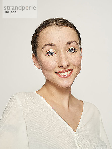 Porträt einer lächelnden jungen Frau mit blauen Augen