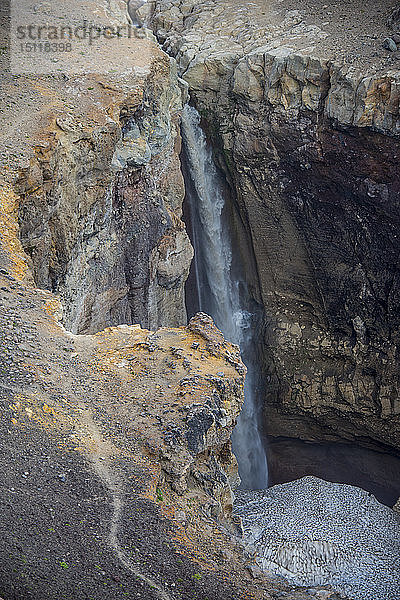 Russland  Kamtschatka  halb gefrorener Wasserfall unterhalb des Mutnovsky-Vulkans