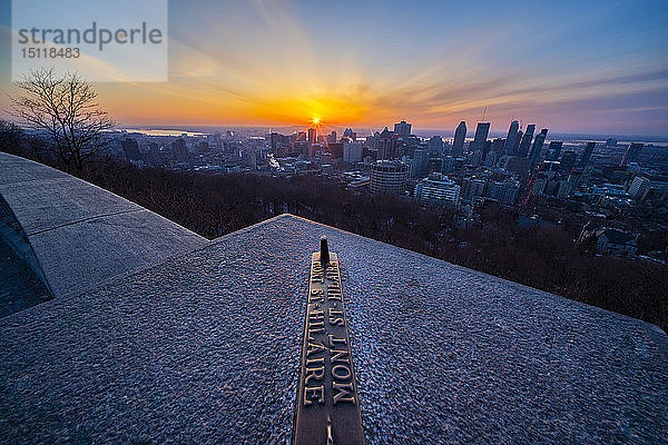 Kanada  Quebec  Montreal  Stadtansicht bei Sonnenaufgang  Blick vom Mont Saint-Hilaire