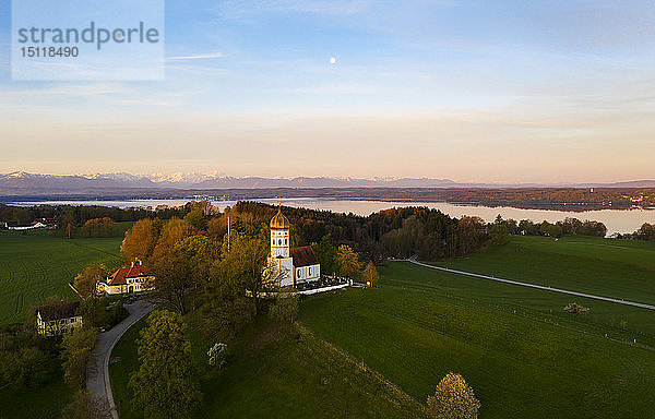 Luftaufnahme über die Kirche St. Johann Baptist und den Starnberger See im Morgengrauen  Holzhausen bei Munsing  Bayern  Deutschland