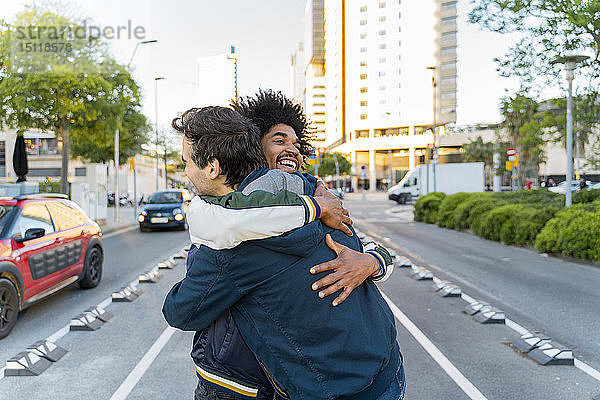 Zwei glückliche Freunde umarmen sich in der Stadt  Barcelona  Spanien