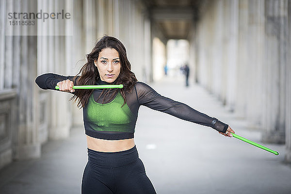 Junge Frau beim Pfund-Fitnesstraining