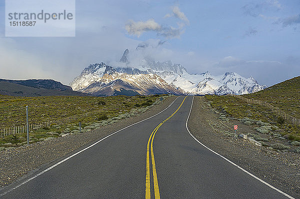 Straße  die zum Berg Fitz Roy bei El Chalten führt  Patagonien  Argentinien  Südamerika