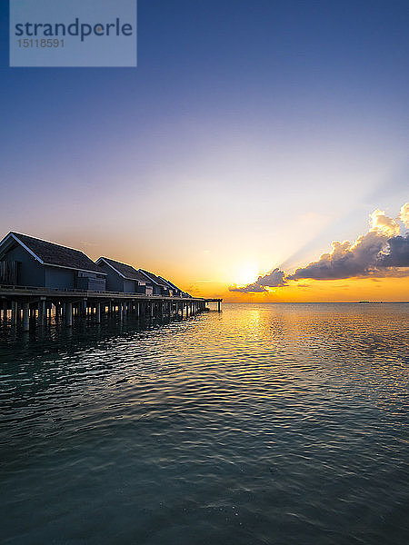 Malediven  Ross-Atoll  Wasserbungalows bei Sonnenuntergang