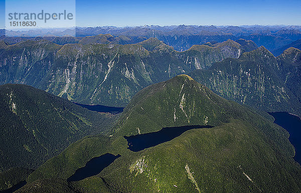 Luftaufnahme der zerklüfteten Berge im Fiordland-Nationalpark  Südinsel  Neuseeland