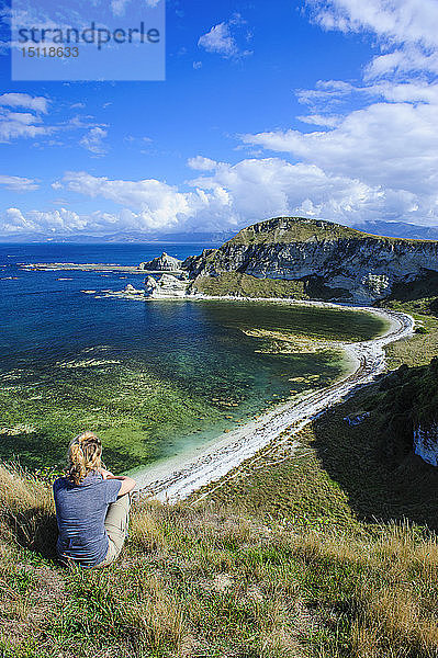 Tourist mit Blick von der Klippenspitze über die Halbinsel Kaikoura  Südinsel  Neuseeland