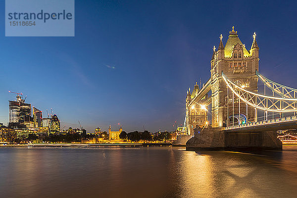 UK  London  beleuchtete Tower Bridge bei Nacht