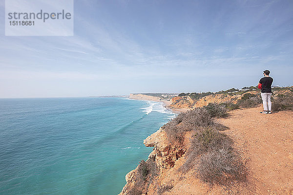 Portugal  Algarve  Lagos  Ponta da Piedade  Mann steht an der Küste und schaut auf das Meer