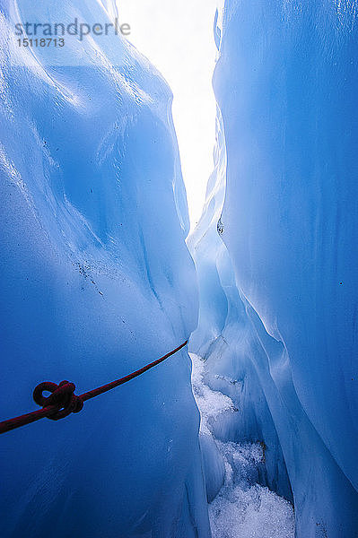 Seil in einer Eishöhle auf dem Fox Glacier  Südinsel  Neuseeland