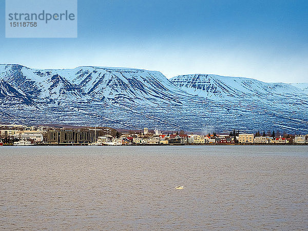 Island  Stadtbild von Akureyri mit dem Hafen vor Sonnenuntergang im Winter