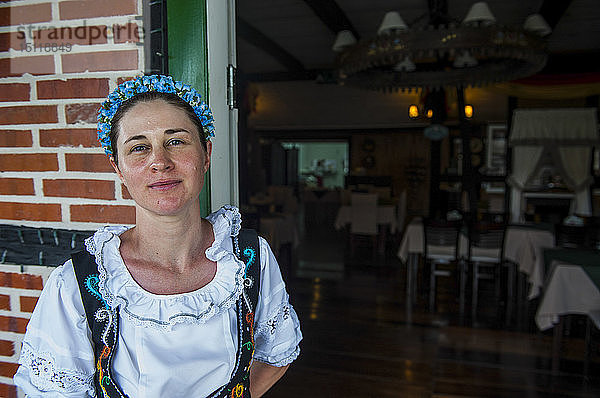 Traditionell gekleidete Frau in der deutschen Stadt Pomerode bei Blumenau  Brasilien