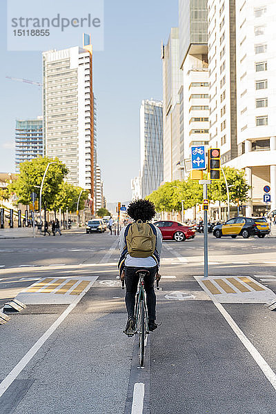 Rückansicht eines Gelegenheits-Geschäftsmannes auf dem Fahrrad in der Stadt  Barcelona  Spanien