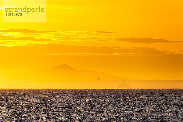 Windturbine und Ölplattform bei Sonnenuntergang  Fife Coast  Firth of Forth  Schottland