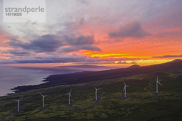 USA  Hawaii  Maui  Südküste  Windturbinen bei Sonnenuntergang