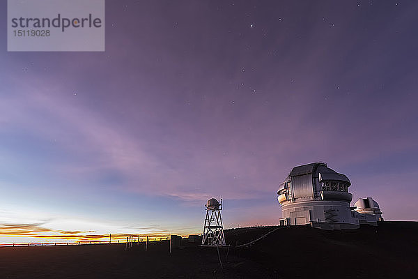 USA  Hawaii  Vulkan Mauna Kea  Teleskope der Mauna-Kea-Observatorien vor Sonnenaufgang