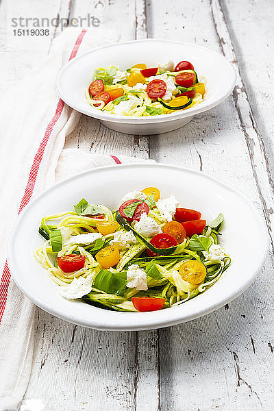 Zoodles-Salat mit Tomaten  Büffelmozzarella und Basilikum