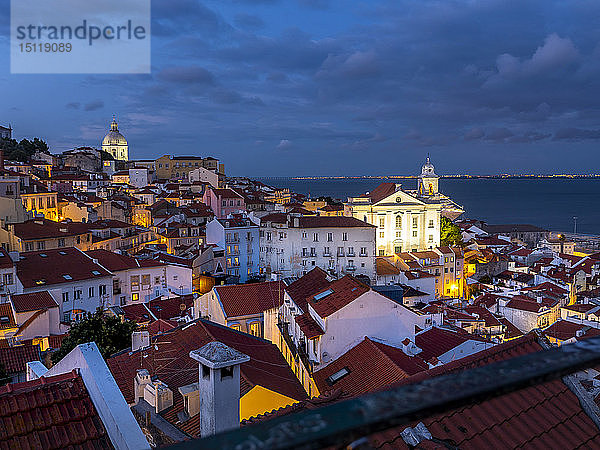 Blick über die Stadt in der Abenddämmerung mit dem Kloster Sao Vincente de Fora  der Kirche Santa Engracia und dem Fluss Tejo  Alfama  Lissabon  Portugal