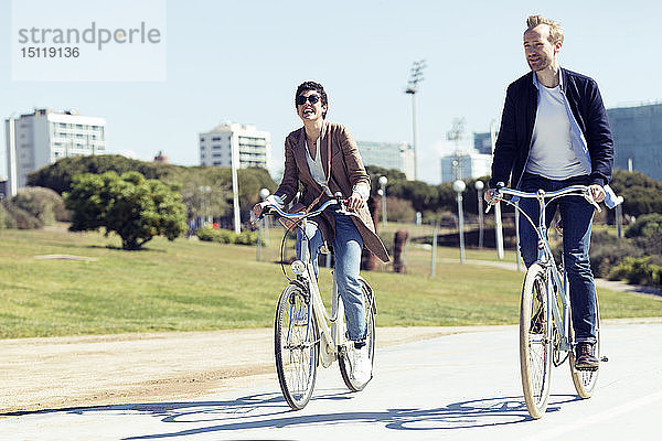 Paar mit Fahrrädern in Barcelona