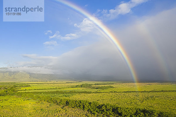 Luftaufnahme über den West Maui Mountains mit einem Regenbogen  Maui Veterans Highway  Maui  Hawaii  USA