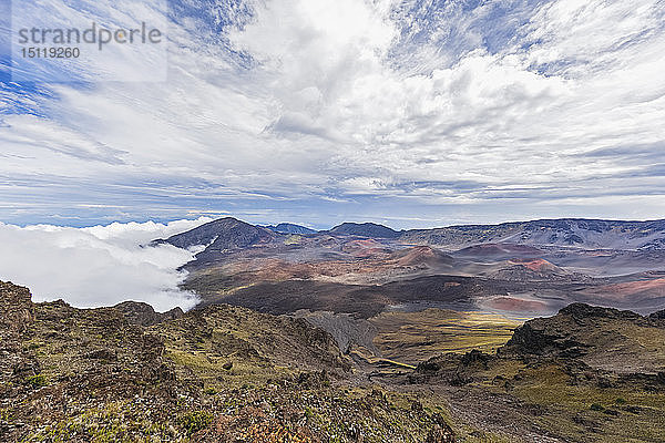 USA  Hawaii  Maui  Haleakala  Vulkanlandschaft mit Wolken  Blick in den Haleakala-Krater