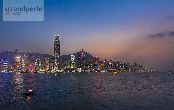 Hongkongs zentrale Skyline und Victoria Harbour bei Sonnenuntergang  Hongkong  China