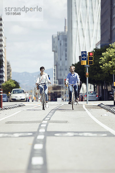 Paar mit Fahrrädern in Barcelona